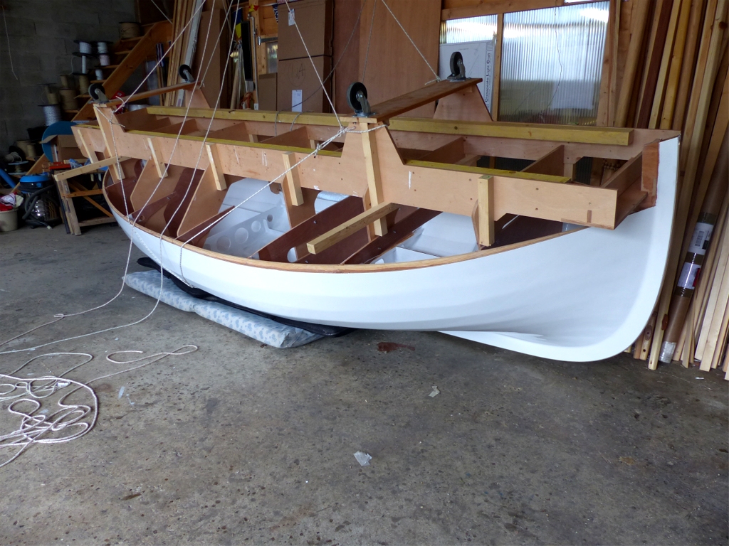 Et ce samedi, c'est le retournement de la coque !!! Nous venons de faire pivoter la coque, toujours attach&eacute;e au mannequin, et l'avons pos&eacute;e au sol, prot&eacute;g&eacute;e par des coussins afin de ne pas ab&icirc;mer la peinture. 