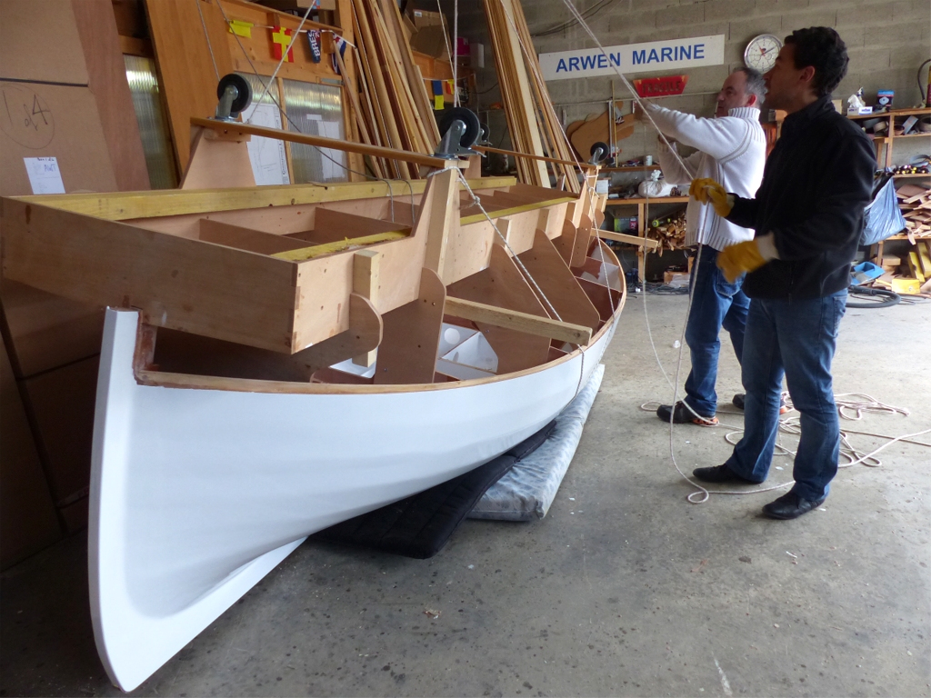 Ronan (en pull clair) et Lo&iuml;c sont venus me pr&ecirc;ter main-forte avec leurs neurones et leurs myocytes (allez, sortez votre dictionnaire !) afin de r&eacute;aliser cette op&eacute;ration qui me tient &eacute;veill&eacute; depuis plusieurs semaines (j'exag&egrave;re &agrave; peine). Comme je l'expliquais pour la pose de la fausse-quille, je suis tr&egrave;s intimid&eacute; par l'ampleur apparente de certaines op&eacute;rations... 