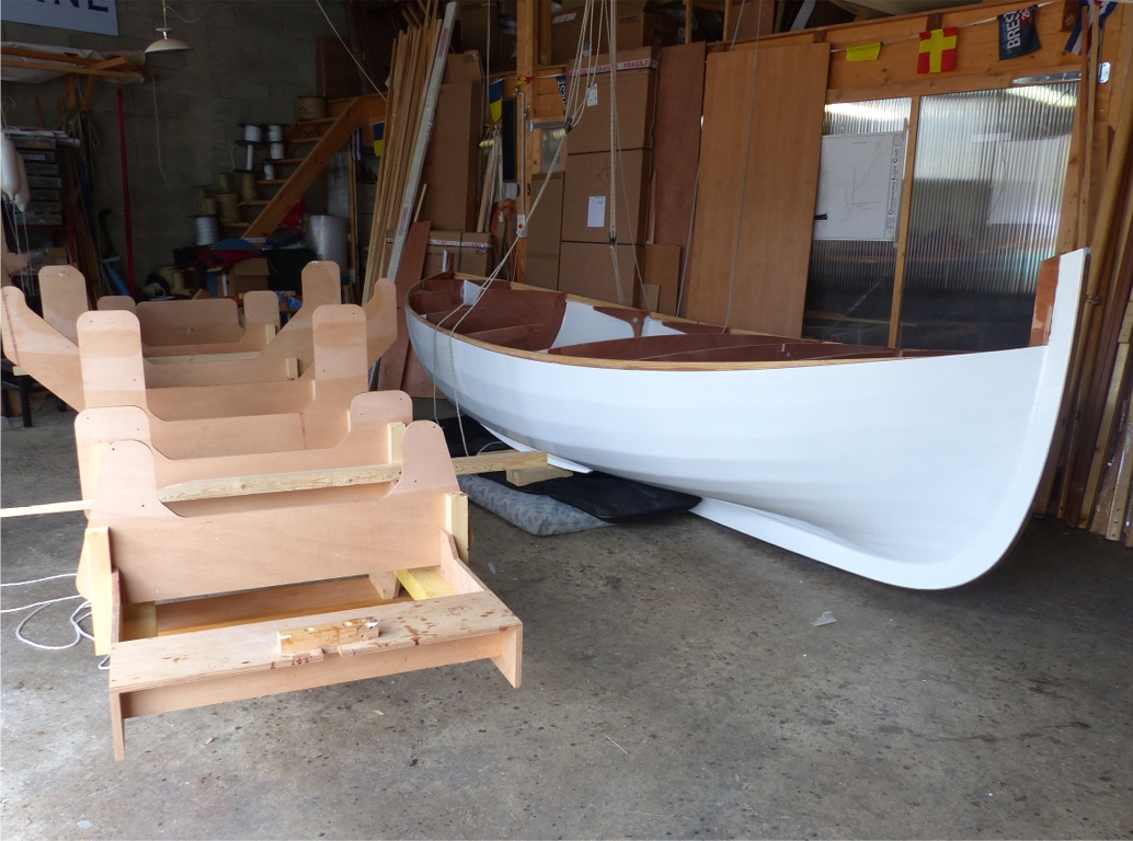 Nous avons d&eacute;fait les fixations du mannequin et l'avons soulev&eacute; et pos&eacute; &agrave; cot&eacute; de la coque. A posteriori, c'est cette op&eacute;ration qui aura &eacute;t&eacute; la plus musculaire ! 