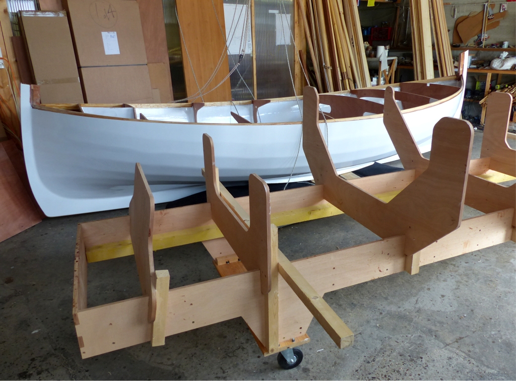 La prochaine &eacute;tape est de soulever la coque afin de la reposer sur la remorque de route. Je pensais la poser sur un ber, mais la livraison de la remorque quelques jours avant l'op&eacute;ration m'a fait changer d'id&eacute;e. 