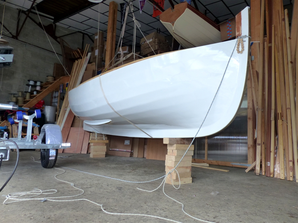 Une fois libr&eacute;r&eacute;e du mannequin, la coque est nettement plus l&eacute;g&egrave;re, et nous la soulevons sans difficult&eacute; afin de la jucher &agrave; 55 cm de hauteur, ce qui nous permettra de glisser la remorque dessous. Les cales nous permettent de la (et de nous) reposer pour pr&eacute;senter la remorque