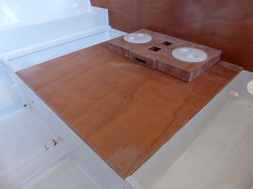 Je fais une photo pour visualiser ce que cela va donner. La pi&egrave;ce sera viss&eacute;e et coll&eacute;e &agrave; l'&eacute;poxy sur le couvercle du ballast, car il est &eacute;vident que le pied de m&acirc;t sera soumis &agrave; de fortes contraintes en cisaillement. 