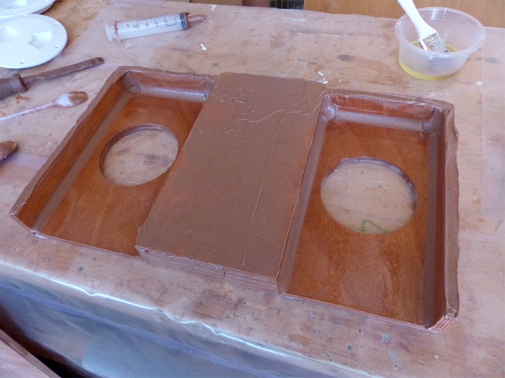 Encollage du dessous de l'ensemble du pied de m&acirc;t avec une &eacute;poxy "cr&egrave;me de marrons". 