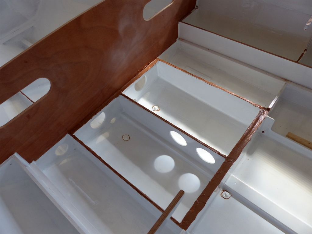 J'ai encoll&eacute; les chants sur lesquels reposera le couvercle, qui sera &eacute;galement viss&eacute; afin d'assurer le pressage du collage. On aper&ccedil;oit sur cette image les trois nables : deux pour le ballast et un pour la cale. 