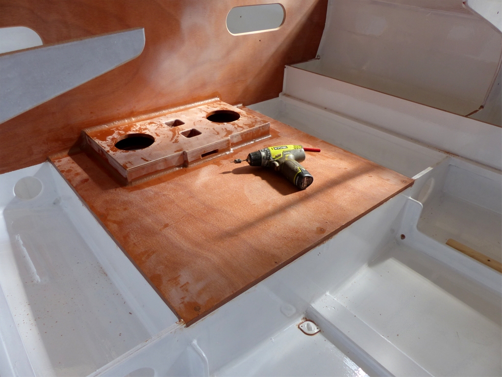 J'ai ensuite fait des joints-cong&eacute;s dans tous les angles de contact entre l'ensemble du pied de m&acirc;t et le couvercle du ballast. 