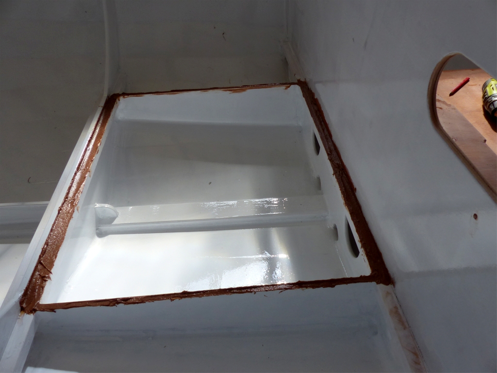 Encollage des chants pour le couvercle de la partie avant du ballast. Elle communique librement avec la partie arri&egrave;re gr&acirc;ce aux ouvertures &agrave; travers la cloison principale. 