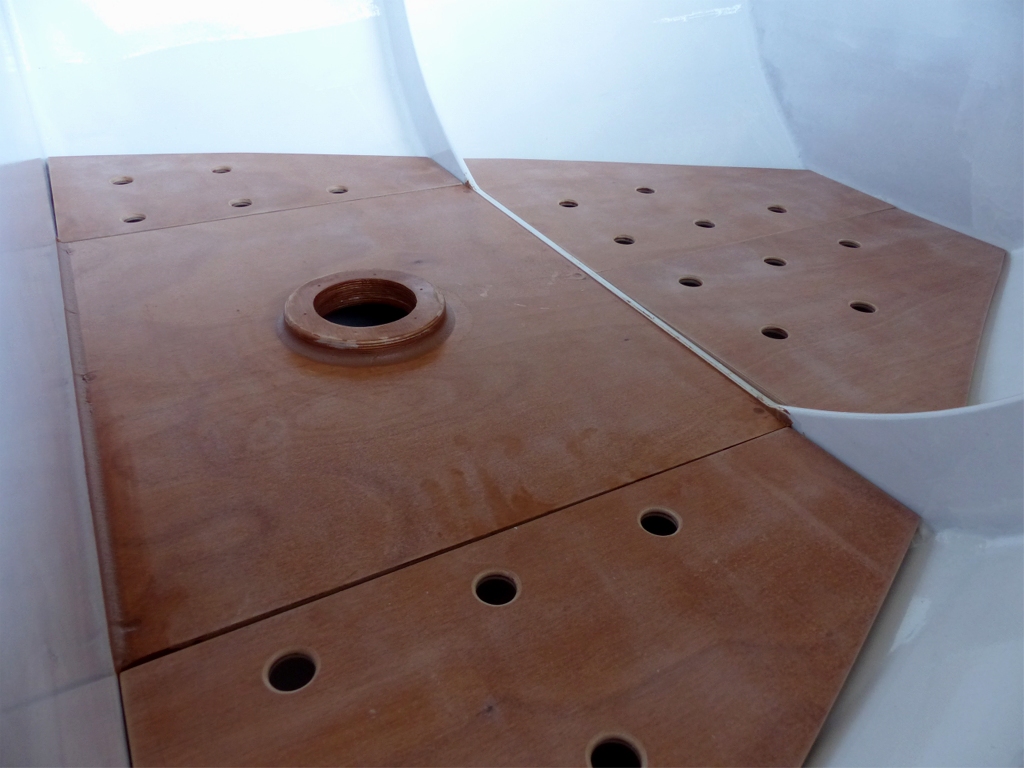 La longueur du compartiment avant est de 122 cm entre les cloisons, un peu court pour installer une couchette... 