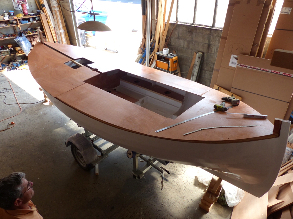 Seule la partie arri&egrave;re du pont est fix&eacute;e &agrave; l'aide de 4 vis, toutes les autres sont juste pos&eacute;es pour avoir une id&eacute;e de ce que cela donne. L'ensemble devra &ecirc;tre d&eacute;cal&eacute; vers l'arri&egrave;re de 7 cm afin de positionner correctement l'ouverture de l'&eacute;tambrai, qui est notre rep&egrave;re de positionnement longitudinal. 