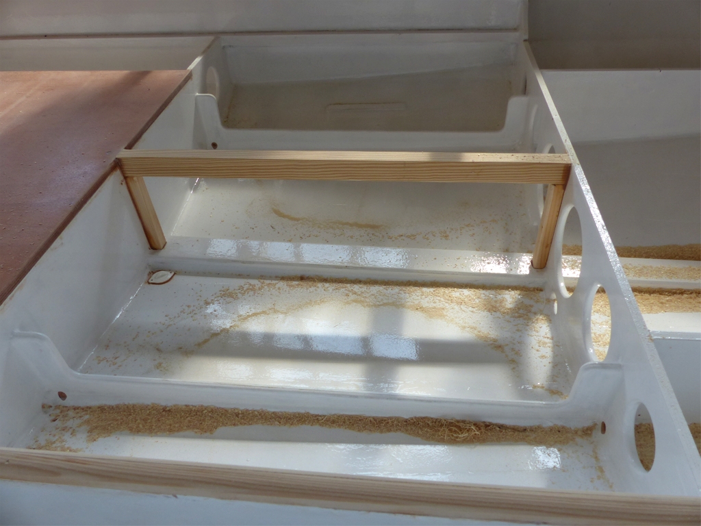 La mise en place du plancher nous a montr&eacute; que la port&eacute;e &eacute;tait trop longue dans la partie centrale (1.20 m) et nous avons donc ajout&eacute; ce tasseau pos&eacute; sur deux jambettes. L'abondance de copeaux et de scuire t&eacute;moigne du fait que je viens de profiler les tasseaux qui sont viss&eacute;s-coll&eacute;s le long du chant haut des couples afin de recevoir le pont. 