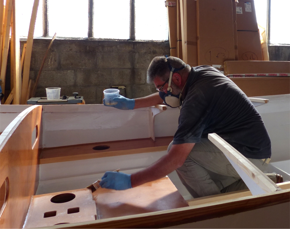 Vernissage des deux cloisons du cockpit et des couvercles de ballast et de caisson. 