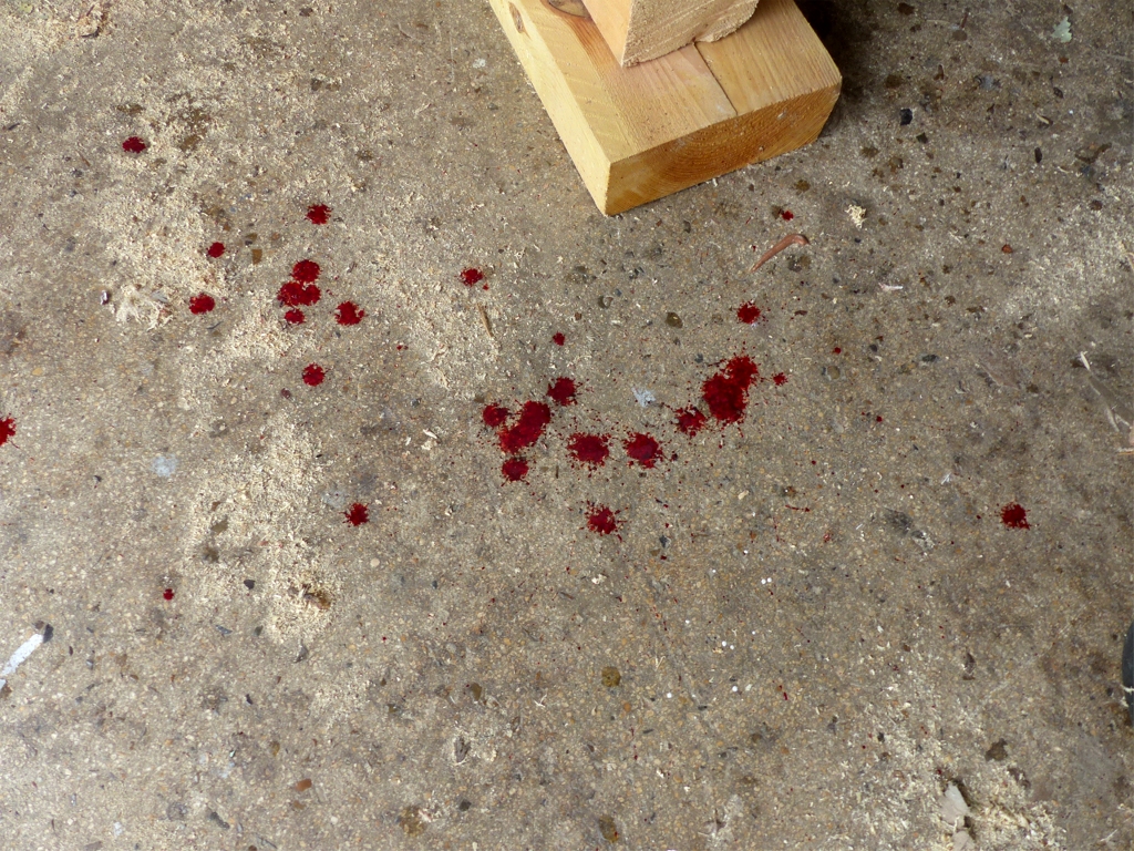 Ce vendredi, il ne manque plus que les larmes pour se retrouver &agrave; Londres le 13 mai 1940 : c'est ce que promettait Winston Churchill dans son discours inaugural de Premier Ministre : "I have nothing to offer but blood, toil, tears, and sweat." Je n'ai rien d'autre &agrave; vous offrir que du sang, de la peine, des larmes et de la sueur. Il avait d&eacute;j&agrave; utilis&eacute; ces mots deux fois, et les avait emprunt&eacute;s &agrave; un discours de Theodore Roosevelt en 1897 lorsque celui-ci &eacute;tait Assistant Secr&eacute;taire &agrave; la Marine. En 1849, Garibaldi avait &eacute;galement utilis&eacute; une formule similaire &agrave; l'attention des r&eacute;volutionnaires italiens. Bref, rien que du beau monde. En fait je me suis b&ecirc;tement pinc&eacute; l'index dans le porte-lame de ma scie sauteuse en d&eacute;coupant l'ouverture de la trappe de visite du caisson avant. Mais cela ajoute quelques gouttes de sang &agrave; de la peine et de la sueur (beaucoup pour construire cette barquette), comme je dis plus haut, il ne manque plus que les larmes... Celles de ne pas aller &agrave; la Route du Sable qui a lieu ce week-end sur l'Aulne ! 