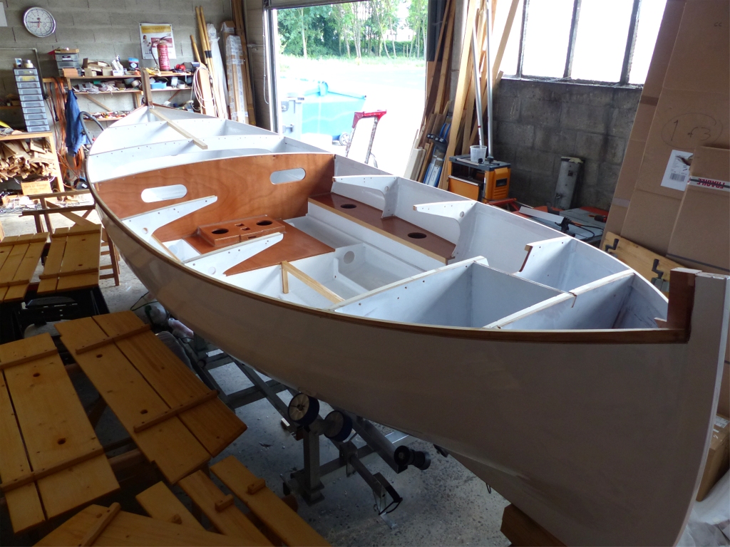 Je termine par ces trois images de la barquette, sur laquelle je n'ai fait que de la peinture ce week-end, en vue de la pose du pont. 