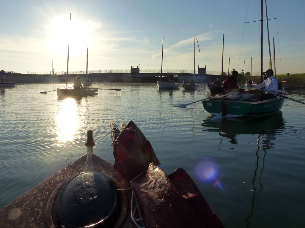 Attente dans le bassin de l'écluse. On aperçoit le Brol de Gilles Montaubin à gauche et le Wayfarer "Whimbrel". Le Wayfarer est un dériveur anglais de randonnée sorti en 1957 et toujours très populaire outre Manche.