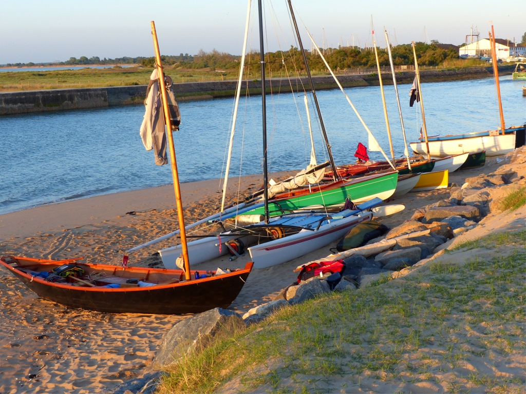 Le lendemain, lever à 6h, car une colonie voisine de goélands nous empêche de faire la grasse matinée. Le catamaran ne fait pas partie de la flottille, ce serait une option viable en triple sur le Challenge, car il faudrait deux pagayeurs et un barreur. Mais comment transporter le matériel et les provisions ? A l'intérieur des coques ? 