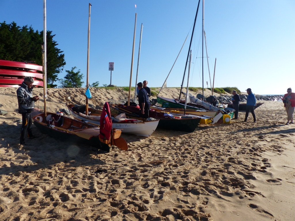 On s'affaire auprès des bateaux avant le départ pour la seconde journée. 