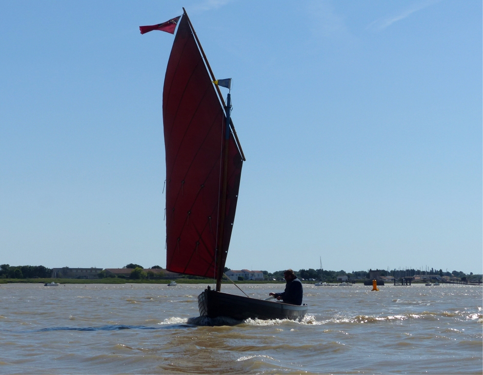 Sur Avel Dro, Roger Barnes n'a pas pris de ris. Son bateau est plus chargé que les deux autres Ilur du fait qu'il vit réellement à bord pour des durées dépassant la semaine, et il peut donc porter plus de toile pour un vent donné. 