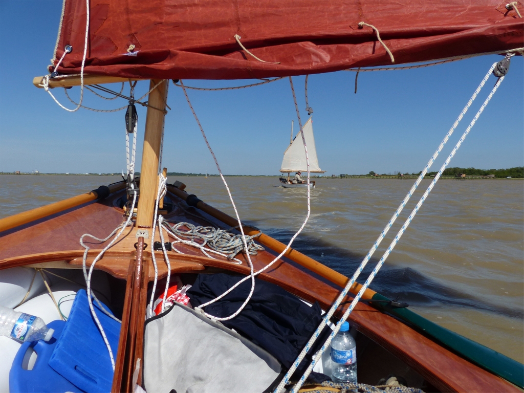 C'est la même chose sur le Skerry Raid : le bateau est plus lourd et plus large que le Skerry standard, et je n'ai pris qu'un ris alors que Gérard en a pris deux. Je pense que je ne mettrai plus les quatre boudins de fottabilité que j'avais sous le pont avant, car ils ne sont pas vraiment utiles (j'ai largement assez de flottabilité avec les caissons avant et arrière) et ils prennent beaucoup de place, qui devrait être utilisée pour mieux ranger... 