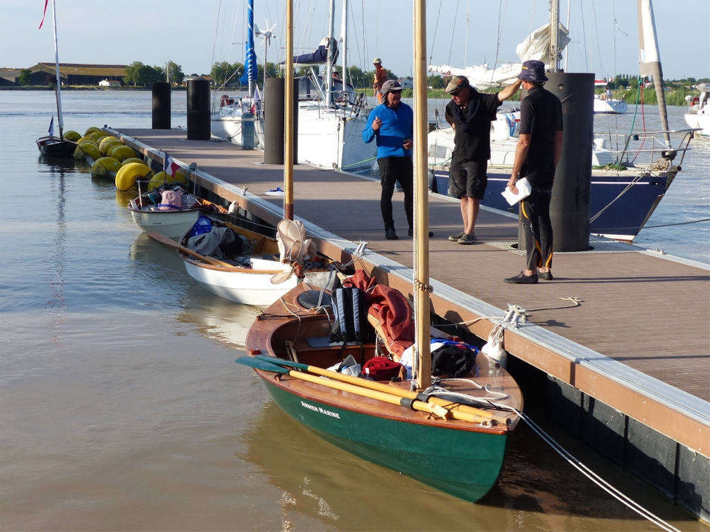 Les trois Skerry et la Yole de Chester au ponton d'attente sur la Charente, à l'entrée du port de Rochefort. 