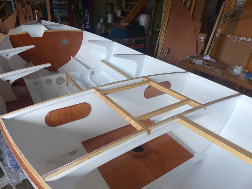 Retour &agrave; la barquette marseillaise : je pr&eacute;pare la pose du pont, qui sera viss&eacute;-coll&eacute; &agrave; l'&eacute;poxy. Je viens de mettre en place le cadre qui recevra la trappe d'acc&egrave;s au poste avant. 