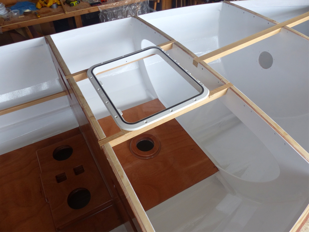 Essayage de la trappe : c'est bon ! Notez que la surface int&eacute;rieure est peinte et/ou vernie, car jusqu'&agrave; pr&eacute;sent, l'acc&egrave;s &eacute;tait facile, et cela va bient&ocirc;t consid&eacute;rablement changer... 