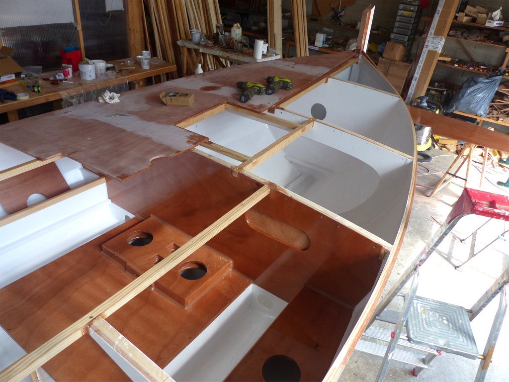 Et voil&agrave; la moiti&eacute; b&acirc;bord en place ! 