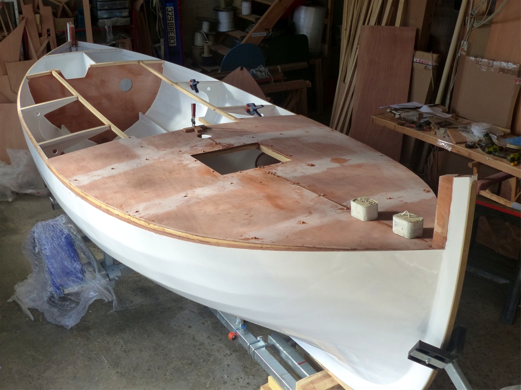 J'utilise des poids pour presser dans la proue, cela &eacute;vite de percer pour poser des vis. 