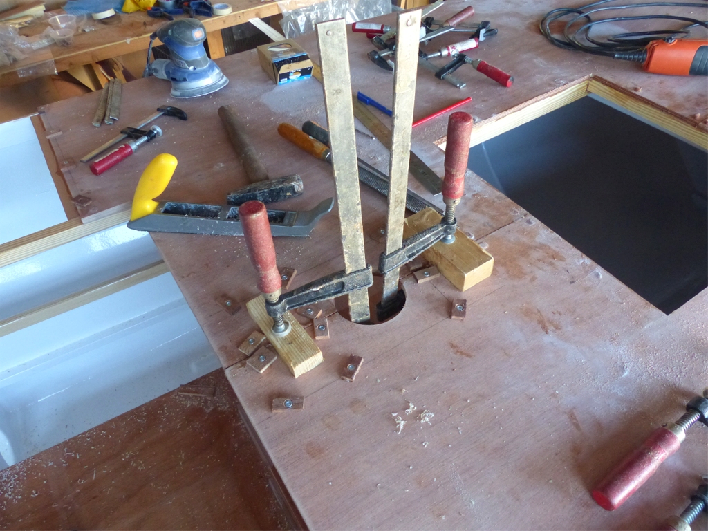 Collage de la doublante d'&eacute;tambrai. J'ai mis beaucoup de vis temporaires en plus des deux grosses presses, car le bouge du pont impose un cintrage assez important de la pi&egrave;ce de contreplaqu&eacute; de 12 mm, coll&eacute;e sous le pont. 