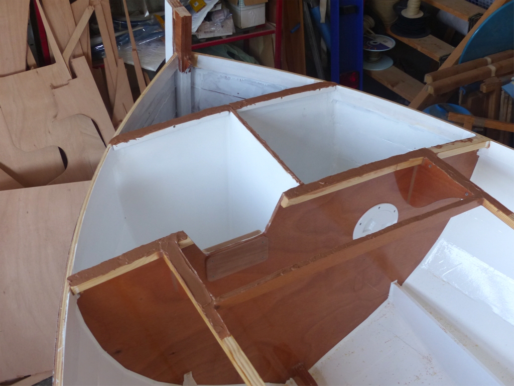 Apr&egrave;s avoir d&eacute;mont&eacute;, j'encolle tous les chants. On voit sur cette photo qu'il me reste &agrave; encoller le dessus des serres bauqui&egrave;res et le bout tribord du chant du couple 2, &agrave; droite de l'image. 