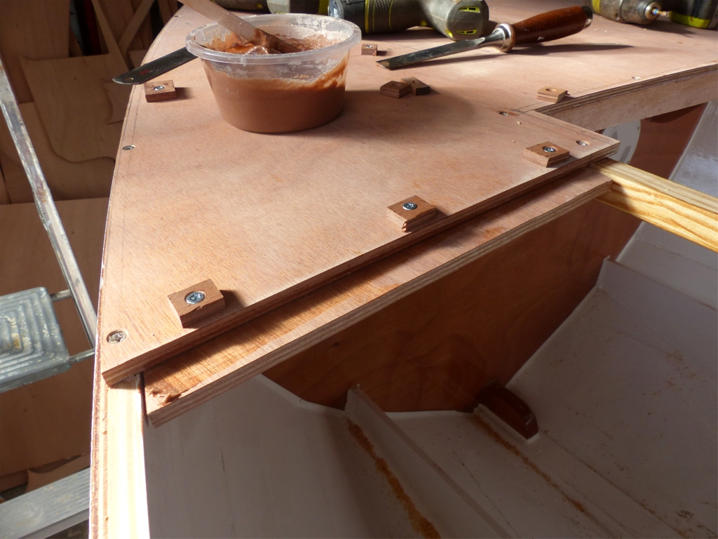 Comme &agrave; l'avant, j'ai coll&eacute;-viss&eacute; une languette pour recevoir l'extr&eacute;mit&eacute; arri&egrave;re des parties lat&eacute;rales du pont. 