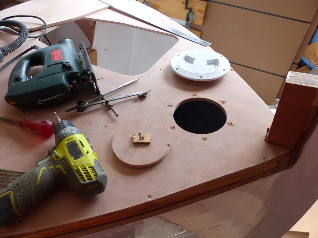 Pendant que la scie sauteuse est sortie, je trace puis d&eacute;coupe l'ouverture de la trappe de visite du petit coqueron de la pointe arri&egrave;re. Comme vous l'avez &eacute;videmment not&eacute; sur les photos pr&eacute;c&eacute;dentes, j'ai pos&eacute; toutes les autres trappes de visite, dont celle du coqueron avant, que j'avais oubli&eacute; de poser avant de coller le pont, et que j'ai donc pos&eacute; par l'int&eacute;rieur du poste avant, un peu confin&eacute; &agrave; mon go&ucirc;t... 