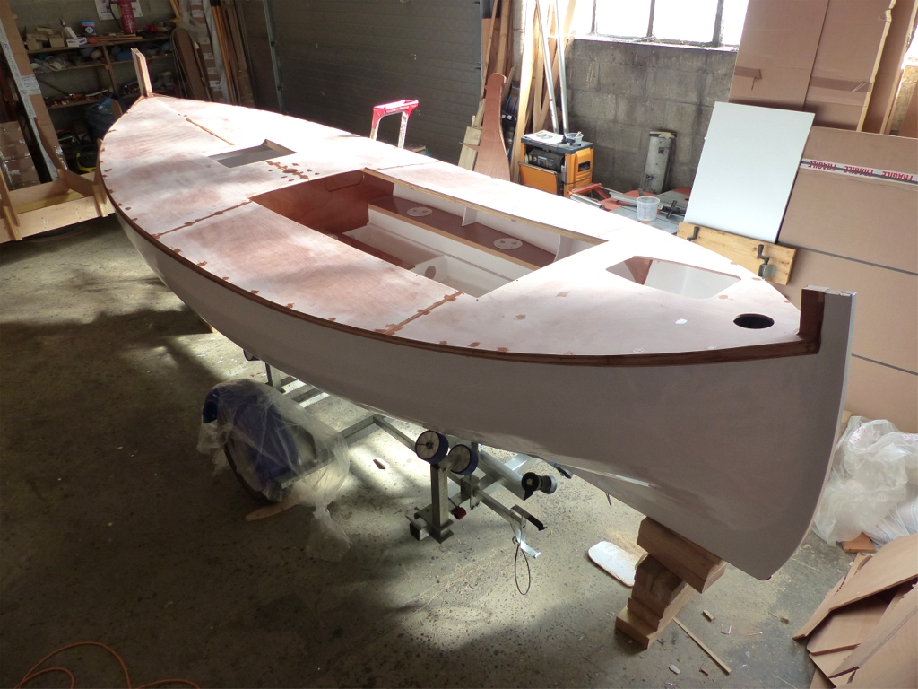 J'ai bouch&eacute; &agrave; l'&eacute;poxy charg&eacute;e tous les trous des vis temporaires, recouvert les t&ecirc;tes des vis inox de pourtour, et plus g&eacute;n&eacute;ralement bouch&eacute; les fentes entre les &eacute;l&eacute;ments de pontage. J'ai aussi coll&eacute; le joint-puzzle des deux virures qui serviront de pavois, que je poserai ce lundi en principe. 