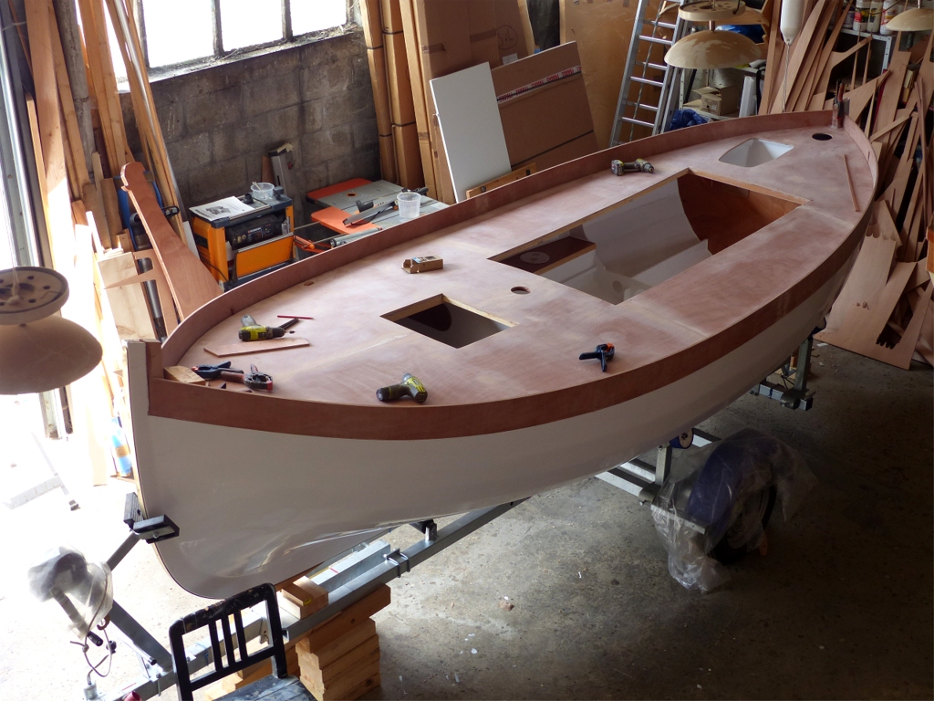 Essayage des deux pavois, qui sont simplement viss&eacute;s, sans &eacute;poxy. 