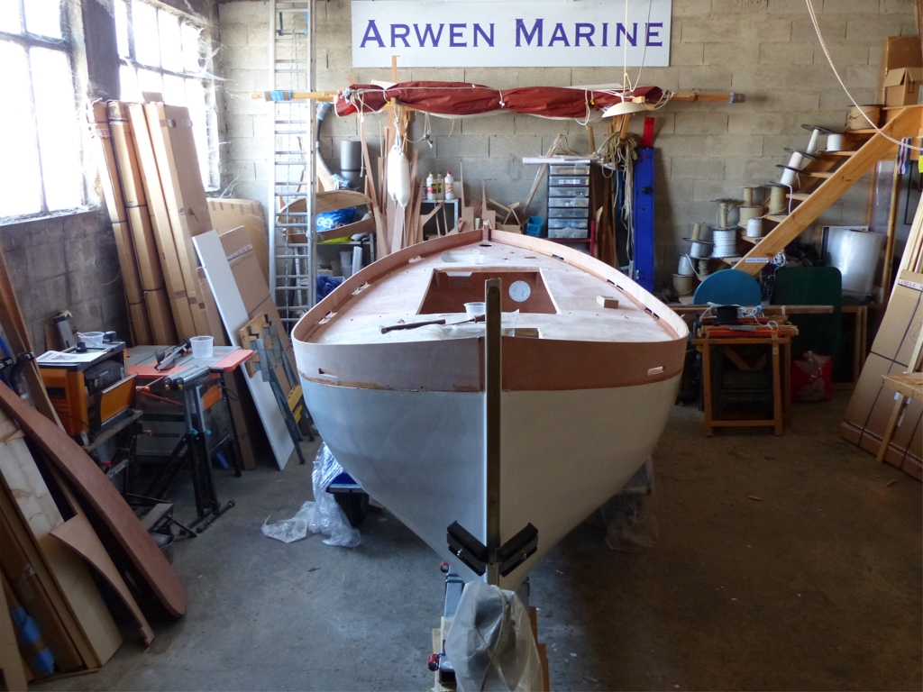 Il reste &agrave; fixer les bataioles (les petites jambettes, 5 de chaque bord, pour renforcer la fixation des pavois), puis la serre sur cales (ou serre ajour&eacute;e) en haut du pavois, sur l'int&eacute;rieur, et les deux niveaux de listons. 