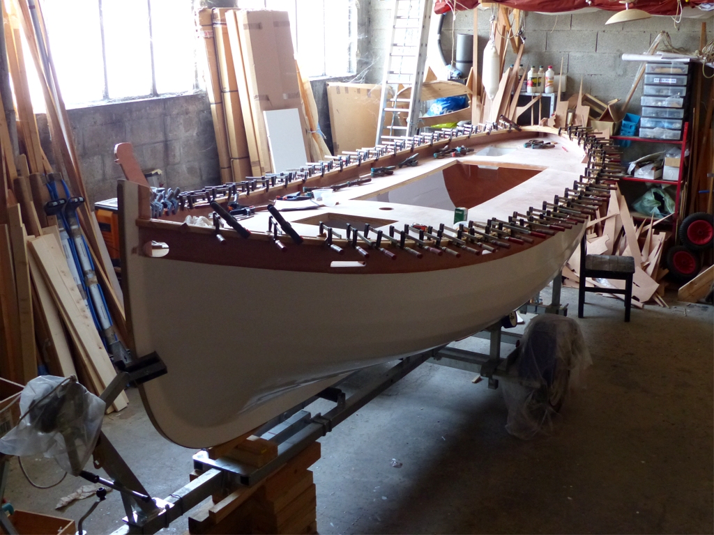 Le lendemain matin, je d&eacute;monte, j'encolle et je remonte les listons hauts. Notez que j'ai aussi perc&eacute; le pavois pour le passage du b&acirc;ton (le bout-dehors). 