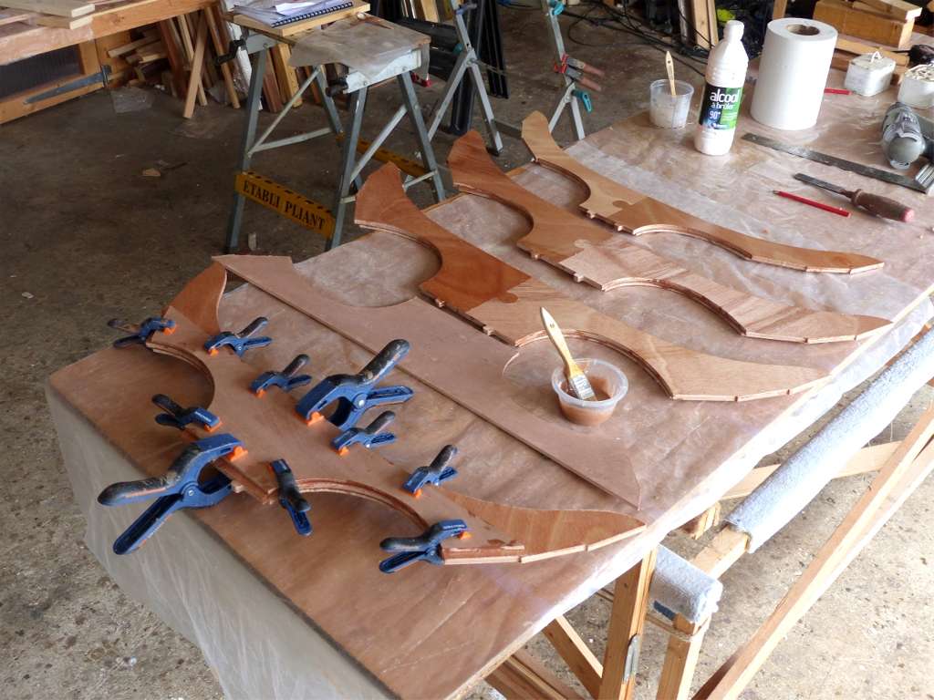 J'ai coll&eacute; les quatre membrures, qui sont constitu&eacute;es de deux demi-membrures et de deux doubleurs. Cette image montre le collage du second doubleur : celui de la membrure 2 est d&eacute;ja en pressage, celui de la membrure 3 est pr&ecirc;t pour l'encollage, et les deux derniers ne sont pas visibles. 