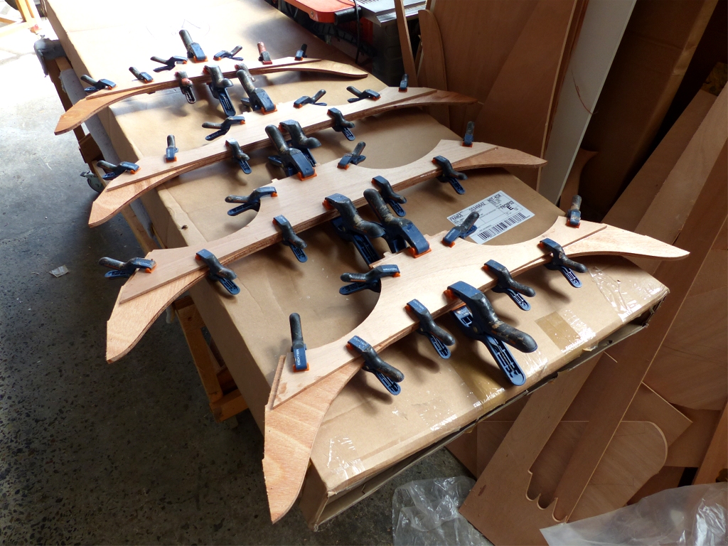 Les quatre membrures sont assembl&eacute;es et coll&eacute;es &agrave; l'&eacute;poxy. 