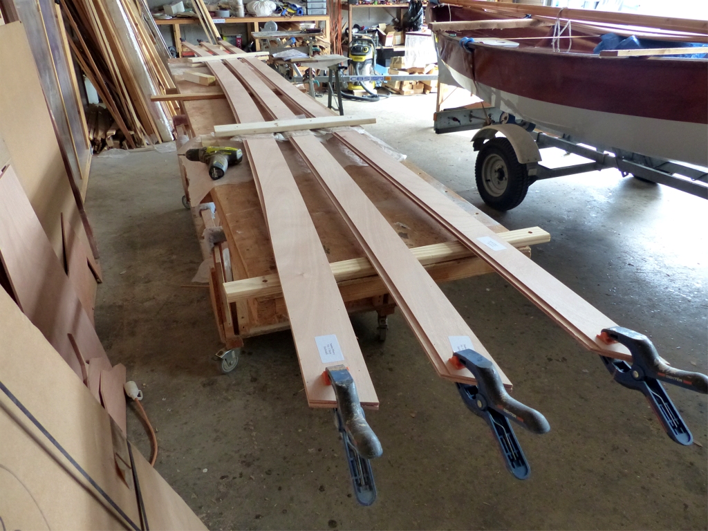 En parall&egrave;le, j'ai coll&eacute; les joints-puzzle des virures, en deux op&eacute;rations : ici ce sont les virures 3, 4 et 5, alors que j'avais coll&eacute; la veille la sole et les virures 1 et 2. C'est Gandalf que l'on aper&ccedil;oit &agrave; droite. 