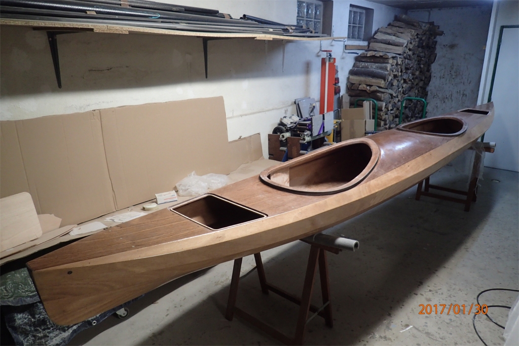 M&ecirc;me &eacute;tape vue de la poupe : un petit tableau arri&egrave;re permet l&agrave; aussi de r&eacute;duire l'&eacute;lancement tout en conservant du volume dans l'extr&eacute;mit&eacute;. Superbe kayak, et superbe r&eacute;alisation par Yves ! 