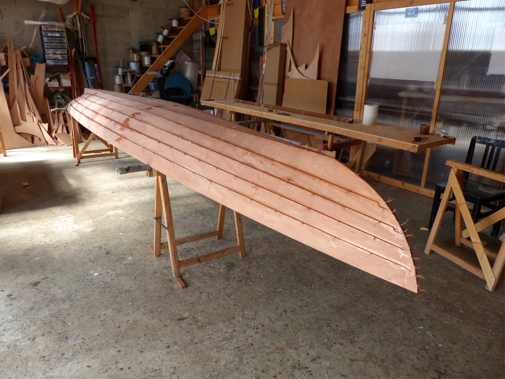 Puis j'ai fait le premier collage en d&eacute;posant &agrave; la seringue un cordon d'&eacute;poxy charg&eacute;e tout le long de chacun des joints entre les panneaux de coque. La viscosit&eacute; du m&eacute;lange se situe entre "vinaigrette" et "moutarde" : il faut que ce soit assez liquide pour p&eacute;n&eacute;trer au fond de joints, mais pas trop pour ne pas couler &agrave; travers.