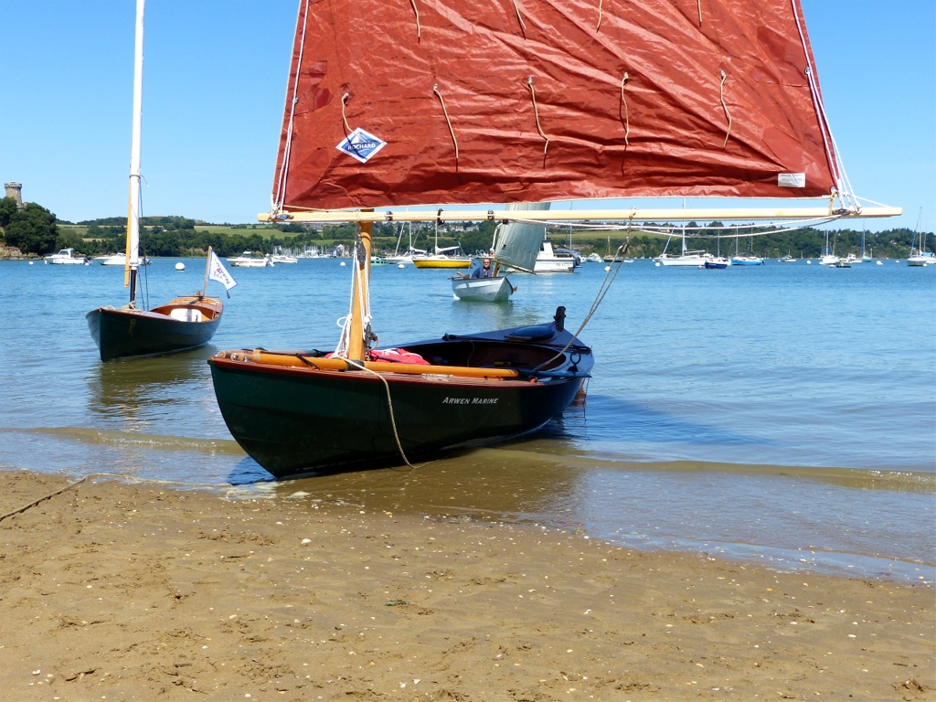 Nous sommes rejoints par Atipik, la Yole de Chester modifiée de Pierre, et par notre hôte sur le plan d'eau, Denis, à la barre de son Skerry Keleren. Denis tient un blog très intéressant sur ses navigations en Rance et ailleurs. 