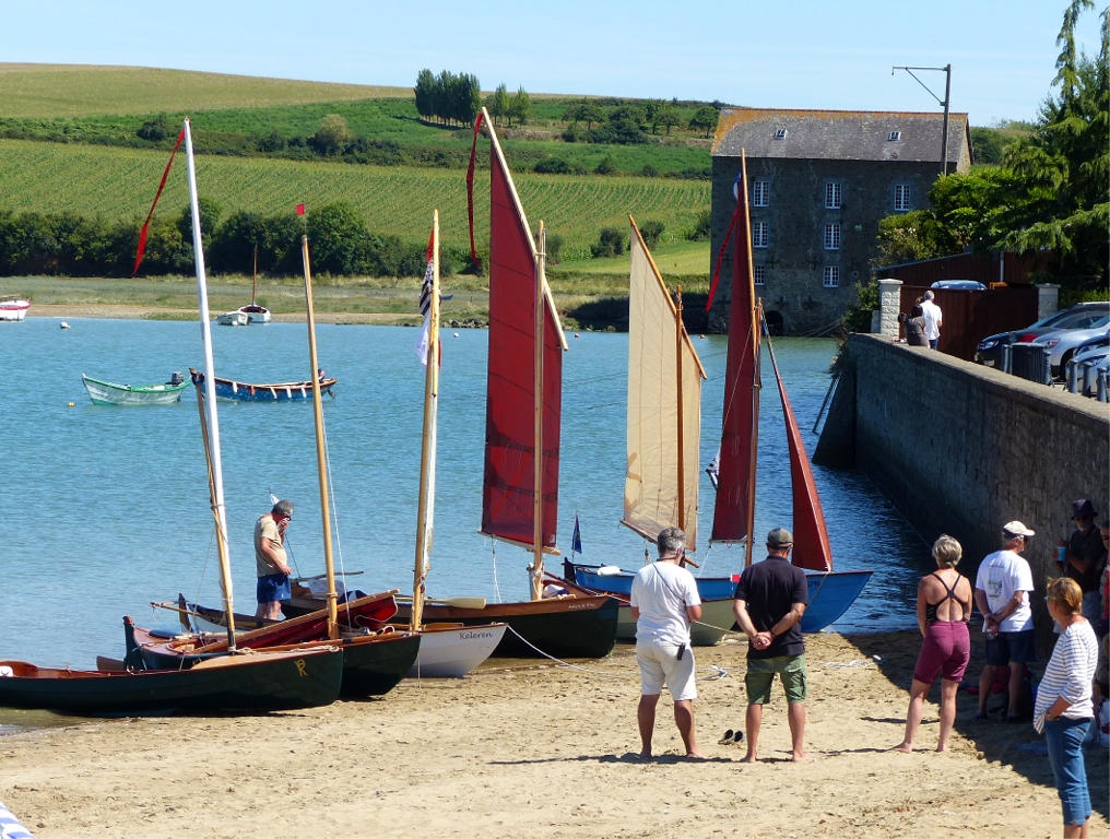 La Fête des Doris accepte les bateaux de tout poil, à condition qu'ils soient propulsés (aussi) à l'aviron, et nous ne mettrons (presque) pas les voiles le samedi et le dimanche. 