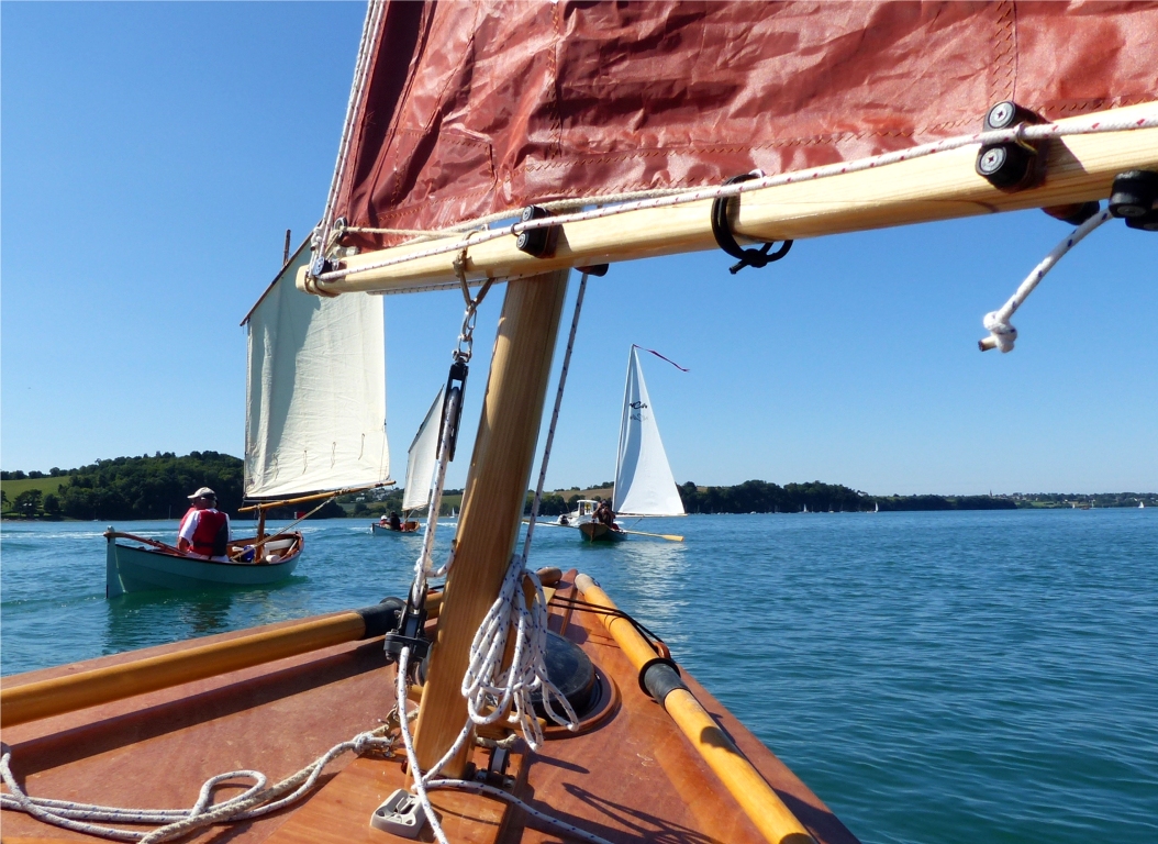 Les Skerry Keleren et La Marie Pupuce, et la Yole de Chester Atipik photographiés depuis le Skerry Raid. Le sillage sur la gauche n'est pas celui de La Marie Pupuce, n'en déplaise à Gérard, mais celui du bateau à moteur que l'on aperçoit derrière Atipik... 