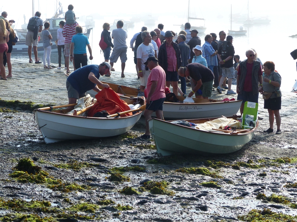On a posé les Skerry dans la vase en retrait de la flottille des doris au pied de la cale, bien encombré avant le départ. 