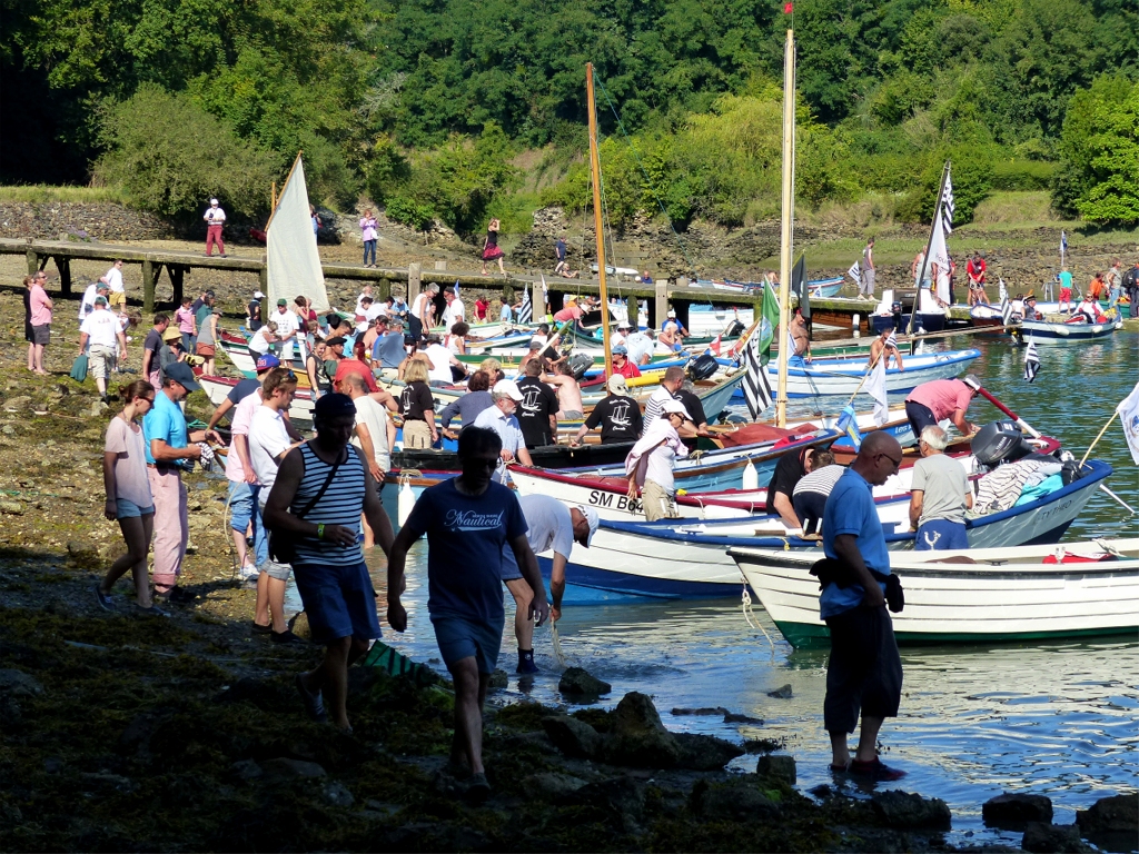 Cale de Montmarin à Pleurtuit. La voile que l'on aperçoit à gauche est celle du Skerry Babyole de Claude et Viviane. 