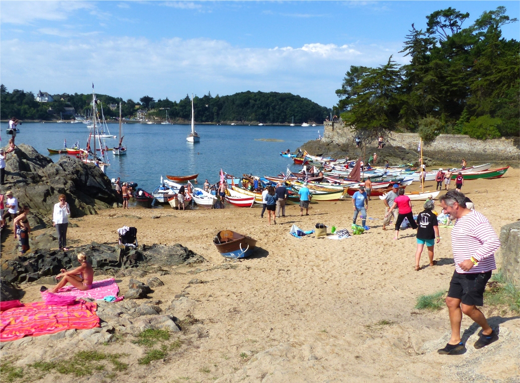 La plage de La Passagère est trop petite et ne peut accueillir qu'un partie de la flottille, le reste s'amarre dans les roches de la pointe ou sur la grève qui se trouve plus au sud-est.