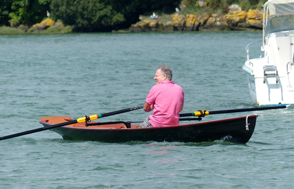 L'élégance de l'Annapolis Wherry Tandem est une dimension qui a été importante dans le choix de Patrick, qui recherchait une yole d'aviron pour faire de l'exercice. Il s'apprêtait à acheter une yole en polyester lorsqu'il a vu et testé un autre Wherry Tandem ! 