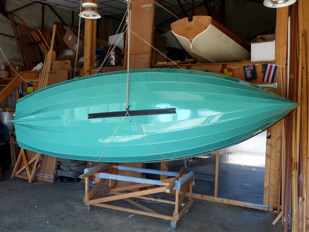 Apr&egrave;s avoir laiss&eacute; durcir la peinture 48 h, j'entreprends de retourner le Silmaril gr&acirc;ce &agrave; mes deux palans (6 brins chaque). J'ai commenc&eacute; par soulever la coque retourn&eacute;e, puis j'ai raidi le palan tribord "poulie dans poulie" (&agrave; donf) afin de mettre la coque sur la tranche. Notez que j'ai aussi fix&eacute; de nouvelles l&egrave;vres sur l'orifice du puits de d&eacute;rive.