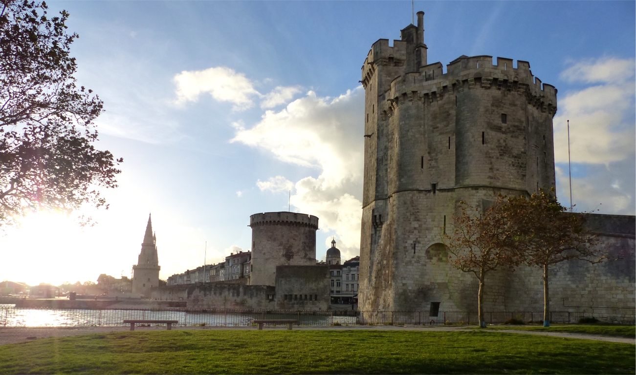 Je rentre tout juste ce matin de La Rochelle, où j'exposais le Skerry Raid sous la bannière du Chasse-Marée, dans le nouvel espace "Bateaux Atypiques" du salon du Grand Pavois. L'espace "Bateaux Atypiques" est une nouveauté de l'édition 2015, et succède au "Village Bois" que nous avons bien connu. L'un des thèmes que souhaitait mettre en avant Bateaux Atypiques cette année était le Challenge Naviguer Léger dont vous avez sans doute déja vu mon compte-rendu. Vous pouvez aussi lire un excellent article de 8 pages sur le Challenge sous la plume de Gwendal Jaffry dans le Chasse-Marée N°271 qui est actuellement en kiosque.