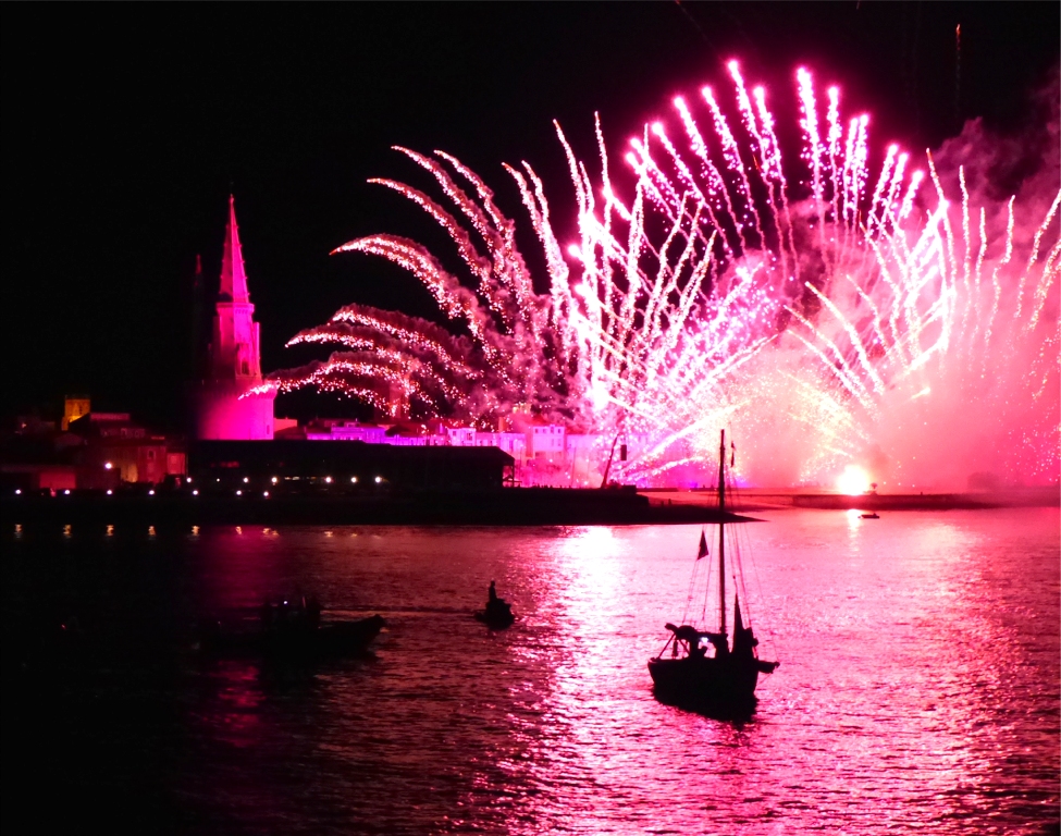 Pour ma huiti&egrave;me participation au Grand Pavois, j'ai enfin pu assister au spectacle "Voiles de nuits", qui m&ecirc;le parade nautique, jeu de lumi&egrave;res et feux d'artifices. 