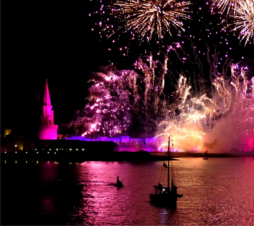 Ces trois photos ne donnent qu'une toute petite idée des moyens pyrotechniques colossaux mis en oeuvre pour ce spectacle, où les bateaux n'ont plus qu'une portion congrue. 